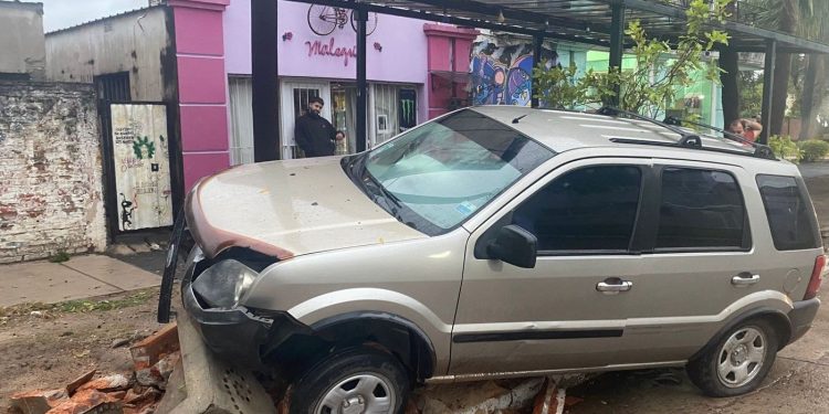 “Accidente de Tránsito en Las Toscas: Vehículo Pierde el Dominio y Daña Propiedad”.