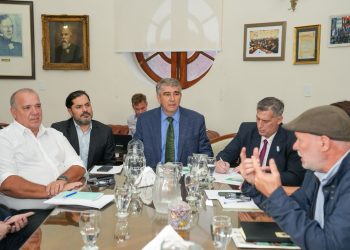 Provincia ofreció a los estatales una compensación por meses anteriores y un aumento trimestral del 8 %.