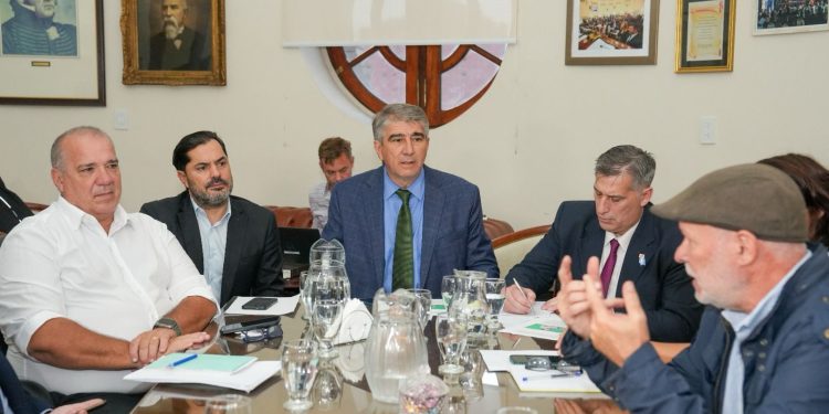 Provincia ofreció a los estatales una compensación por meses anteriores y un aumento trimestral del 8 %.