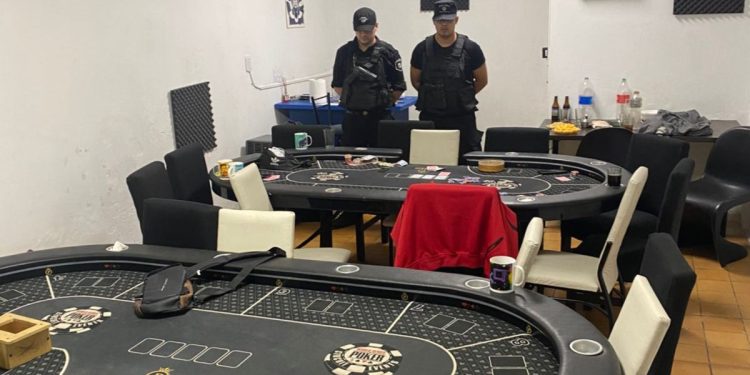 La Policía santafesina clausuró un casino ilegal y arrestó a 10 personas en Rosario.