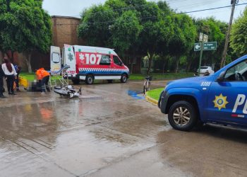 “Accidente de Tránsito en Villa Ocampo: Motociclista Herida en Colisión”.