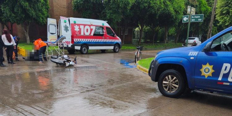 “Accidente de Tránsito en Villa Ocampo: Motociclista Herida en Colisión”.