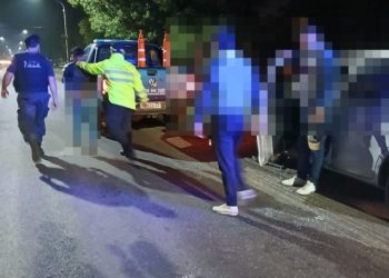 “Conductor se Atrinchera en su Vehículo y se Resiste a la Autoridad en Las Toscas”.