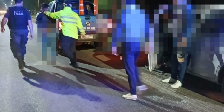 “Conductor se Atrinchera en su Vehículo y se Resiste a la Autoridad en Las Toscas”.