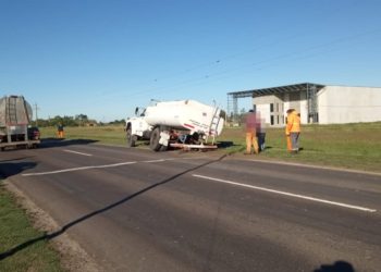 “Villa Ocampo: Camión de Agua Pierde Rueda en Ruta Nacional N° 11”.