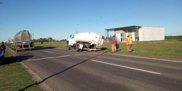 “Villa Ocampo: Camión de Agua Pierde Rueda en Ruta Nacional N° 11”.