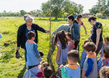 VILLA OCAMPO: PLANTACIÓN DE ÁRBOLES EN EL JARDÍN DE INFANTES 78 (BARRIO 8 DE OCTUBRE).