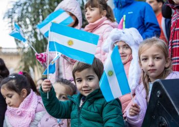 Provincia conmemora el 215° aniversario de la Revolución de Mayo con una celebración popular.