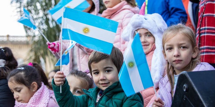 Provincia conmemora el 215° aniversario de la Revolución de Mayo con una celebración popular.