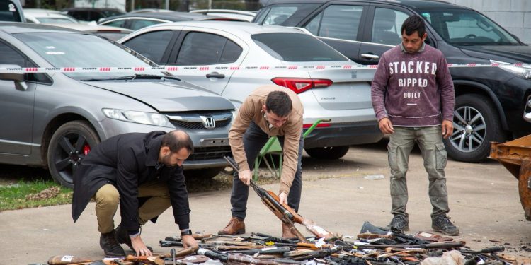 Destrucción de más de 1000 armas en Rosario: muchas eran réplicas utilizadas para cometer delitos.