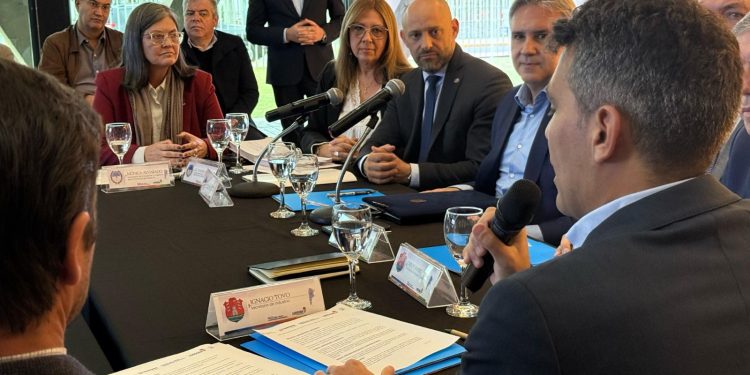 En una jornada inédita, Santa Fe mostró sus puertos a Córdoba para atraer clientes y consolidarse como polo exportador.