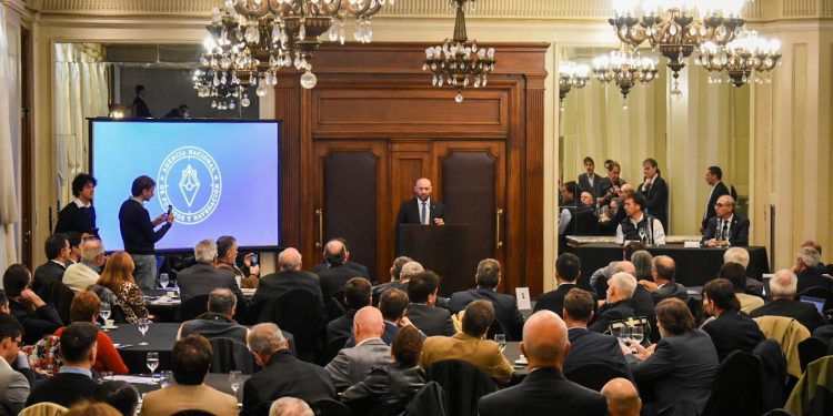 Puccini: “La Hidrovía es clave para el desarrollo productivo federal que necesita la Argentina”.