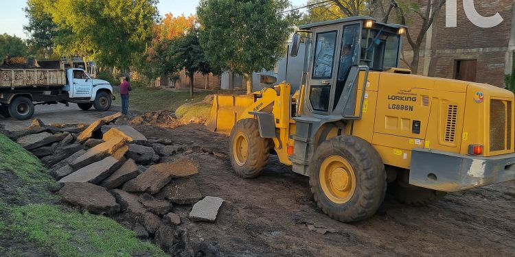 Repavimentación en marcha en el Bv. Obligado de Villa Ocampo.