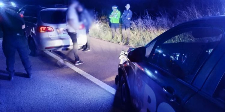 “Recuperan Vehículo Robado en Las Toscas: Dos Detenidos”.