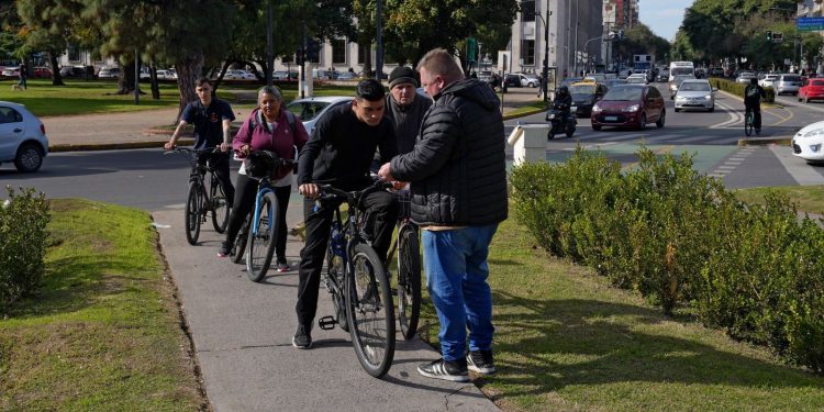 Provincia lanzó “Hacete ver”, una campaña para reforzar la seguridad y visibilidad de los ciclistas.