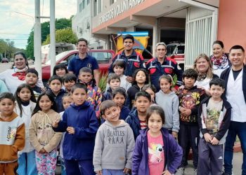 Villa Ocampo: Educación y compromiso: los más pequeños conocieron el trabajo de los Bomberos Voluntarios.