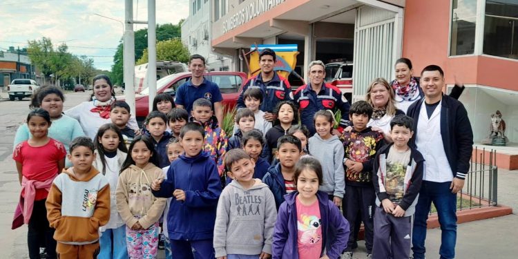 Villa Ocampo: Educación y compromiso: los más pequeños conocieron el trabajo de los Bomberos Voluntarios.