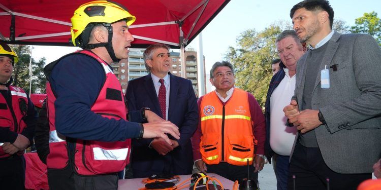 Pullaro: “Nuestro objetivo es que sean los bomberos más equipados y mejor entrenados de la Argentina”.