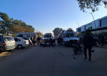 RECONQUISTA: DOS MOTOCICLISTAS HOSPITALIZADOS TRAS CHOQUE FRENTE AL HOSPITAL NUEVO.