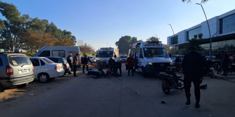RECONQUISTA: DOS MOTOCICLISTAS HOSPITALIZADOS TRAS CHOQUE FRENTE AL HOSPITAL NUEVO.