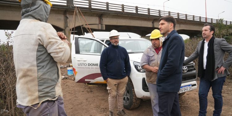 Nuevo Puente Santa Fe-Santo Tomé: Pullaro inspeccionó la finalización del movimiento de suelo y ahora viene la colocación de los pilotes.