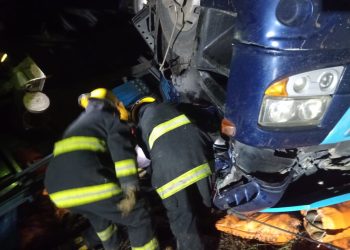 Vuelco de un camión en Ruta 11: el conductor quedó atrapado en la cabina.