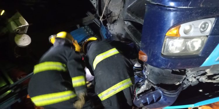 Vuelco de un camión en Ruta 11: el conductor quedó atrapado en la cabina.