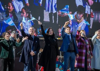 En Rosario: más de 10 mil estudiantes y ciudadanos de todo el país prometieron lealtad a la bandera.