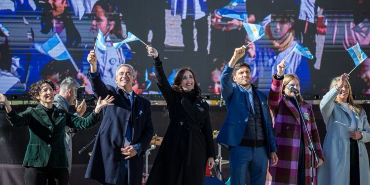 En Rosario: más de 10 mil estudiantes y ciudadanos de todo el país prometieron lealtad a la bandera.