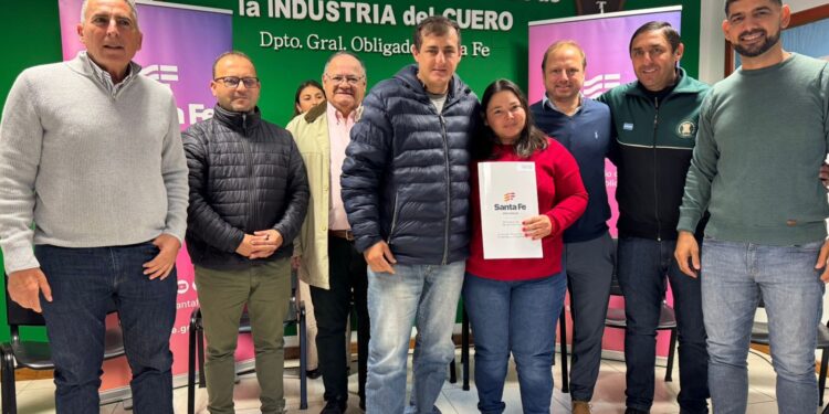 Provincia anunció la construcción de viviendas y entregó escrituras a familias de Las Toscas.