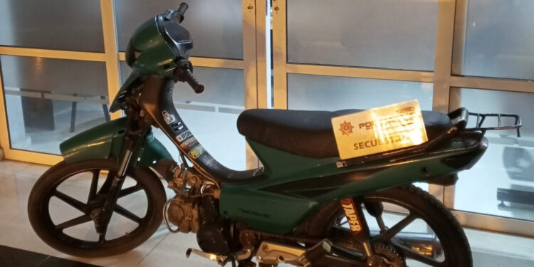 Las Toscas: Ruta 11: joven detenido con una Honda Wave con pedido de secuestro.