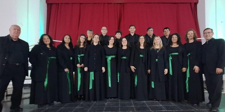 VILLA OCAMPO: EL CORO POLIFÓNICO MUNICIPAL PRESENTÓ LA “MISA CRIOLLA” EN TOSTADO.