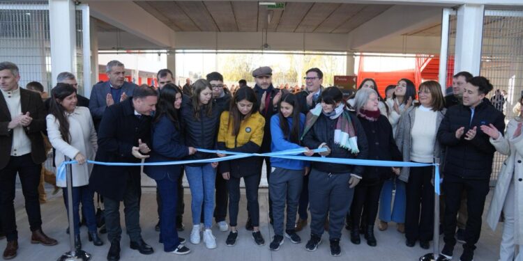 Pullaro inauguró otra escuela: “En Santa Fe mostramos que estamos de pie y apostamos a la educación”.