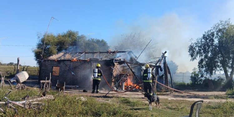 Incendio en una vivienda de San Antonio de Obligado: solo se registraron pérdidas materiales.