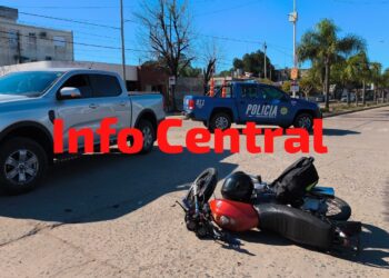  Motociclista Herido Tras Choque en Pleno Centro de Villa Ocampo.