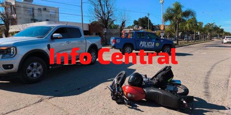  Motociclista Herido Tras Choque en Pleno Centro de Villa Ocampo.