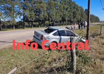 Automóvil volcó en el ingreso a Lanteri: la conductora resultó ilesa.