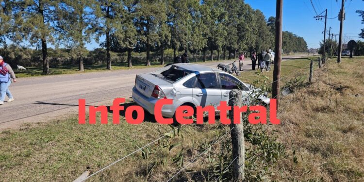 Automóvil volcó en el ingreso a Lanteri: la conductora resultó ilesa.