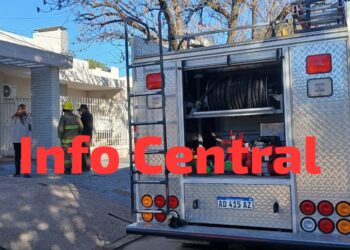 RECONQUISTA: INCENDIO EN VIVIENDA POR UN VELADOR – DOS MUJERES FUERON EVACUADAS.