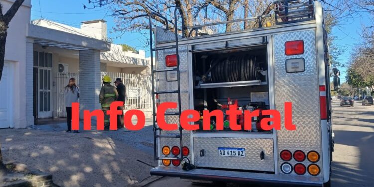 RECONQUISTA: INCENDIO EN VIVIENDA POR UN VELADOR – DOS MUJERES FUERON EVACUADAS.