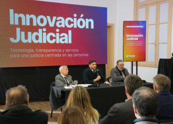 Pullaro: “Queremos transformar cada uno de los poderes para que Estado sea más eficiente y funcione mejor”.