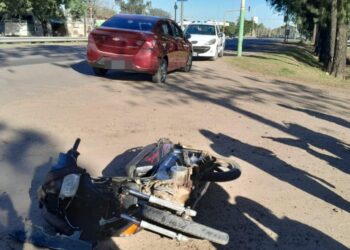 Accidente de tránsito en Las Toscas: un motociclista resultó herido.