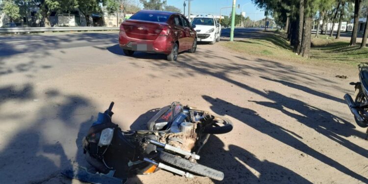 Accidente de tránsito en Las Toscas: un motociclista resultó herido.