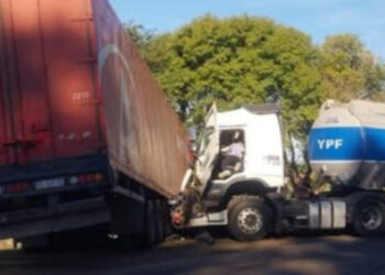Choque entre dos camiones en Ruta 11 a la altura de Hardy: solo daños materiales.