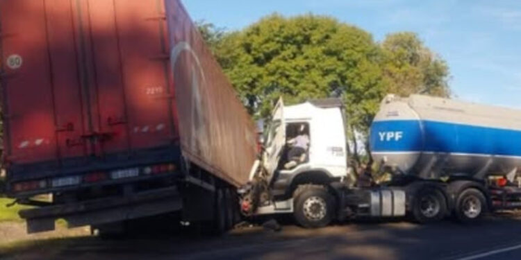 Choque entre dos camiones en Ruta 11 a la altura de Hardy: solo daños materiales.