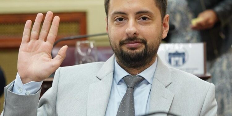 El Diputado Peralta presenta proyecto en beneficio de docentes de escuelas rurales.