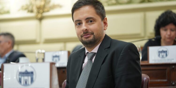 Diputado Peralta solicita modificar el Decreto que regula el incentivo docente para contemplar inasistencias por fenómenos climático.