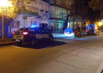 Accidente en Villa Ocampo: motociclista impactó contra la vidriera de una farmacia.