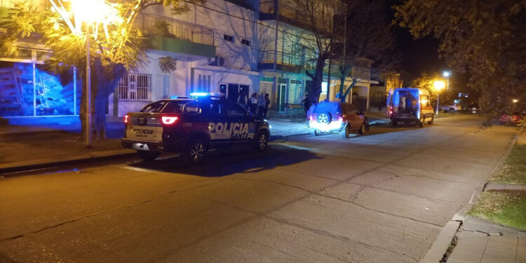 Accidente en Villa Ocampo: motociclista impactó contra la vidriera de una farmacia.