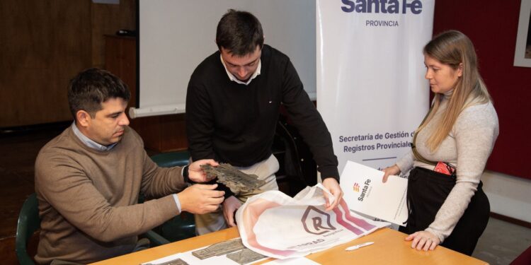 Provincia ya reintegró a más de 30 familias placas robadas de cementerios.